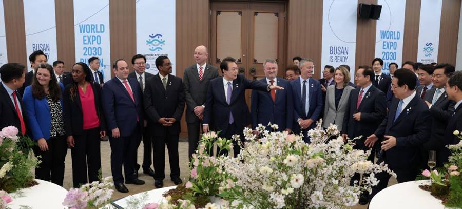 윤석열 대통령 실사단과 만찬에 앞서 악수2-국제신문 연합